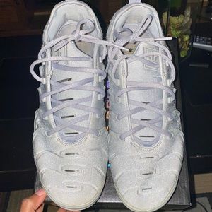 8.5 MENS/ 10 WOMENS NIKE AIR VAPORMAX PLUS